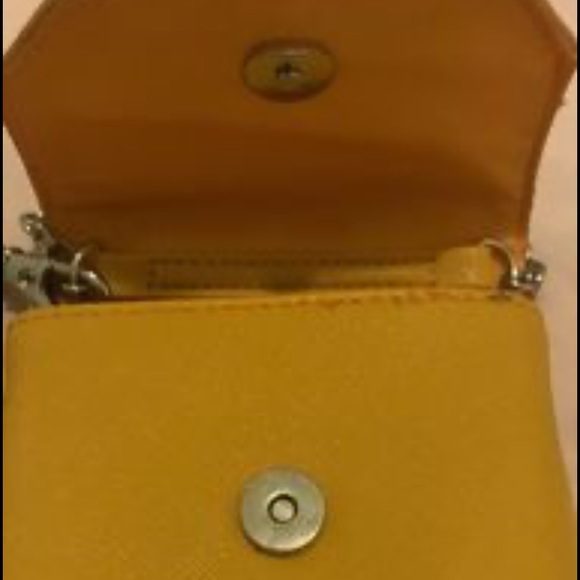 Guess cellphone crossbody - Picture 2 of 3